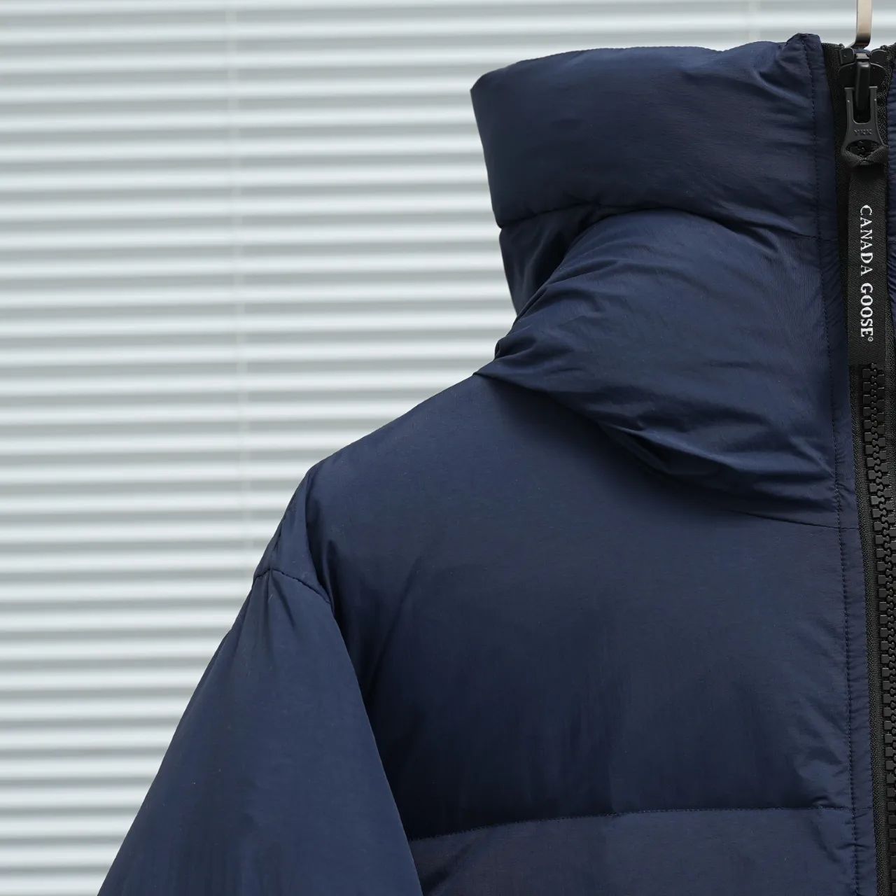 P940 Canada Goose Lawrence Down Jacket The Lawrence Down Jacket provides essential protection for everyday adventures and is made from sustainable Enduraluxe fabric with a durable soft touch. It features a quilted body, an adjustable down hood and a longer hem. Adjustable, down-filled, communicated hood. Two-way center front zipper increases range of motion and ventilation. The chin-protecting suede knit stand-up collar is soft and extra-comfortable. Inset rib-knit cuffs for added comfort and locked in heat. CORDURAD piping at the cuffs hem and reflective double-stripe grip tape at the back. Internal shoulder strap Color: black with red label black with black label azure blue Size: XS-2XL